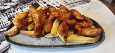 FINGERS DE POLLO CASERO CON PATATAS FRITAS